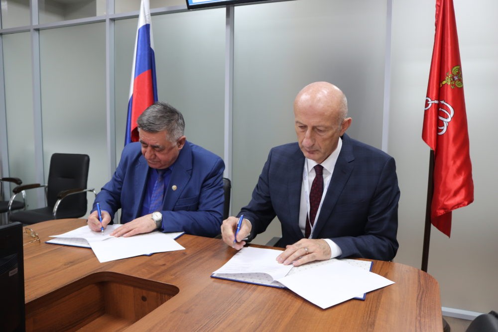 Read more about the article Ректор института и руководитель Представительства Республики Дагестан подписали соглашение о сотрудничестве